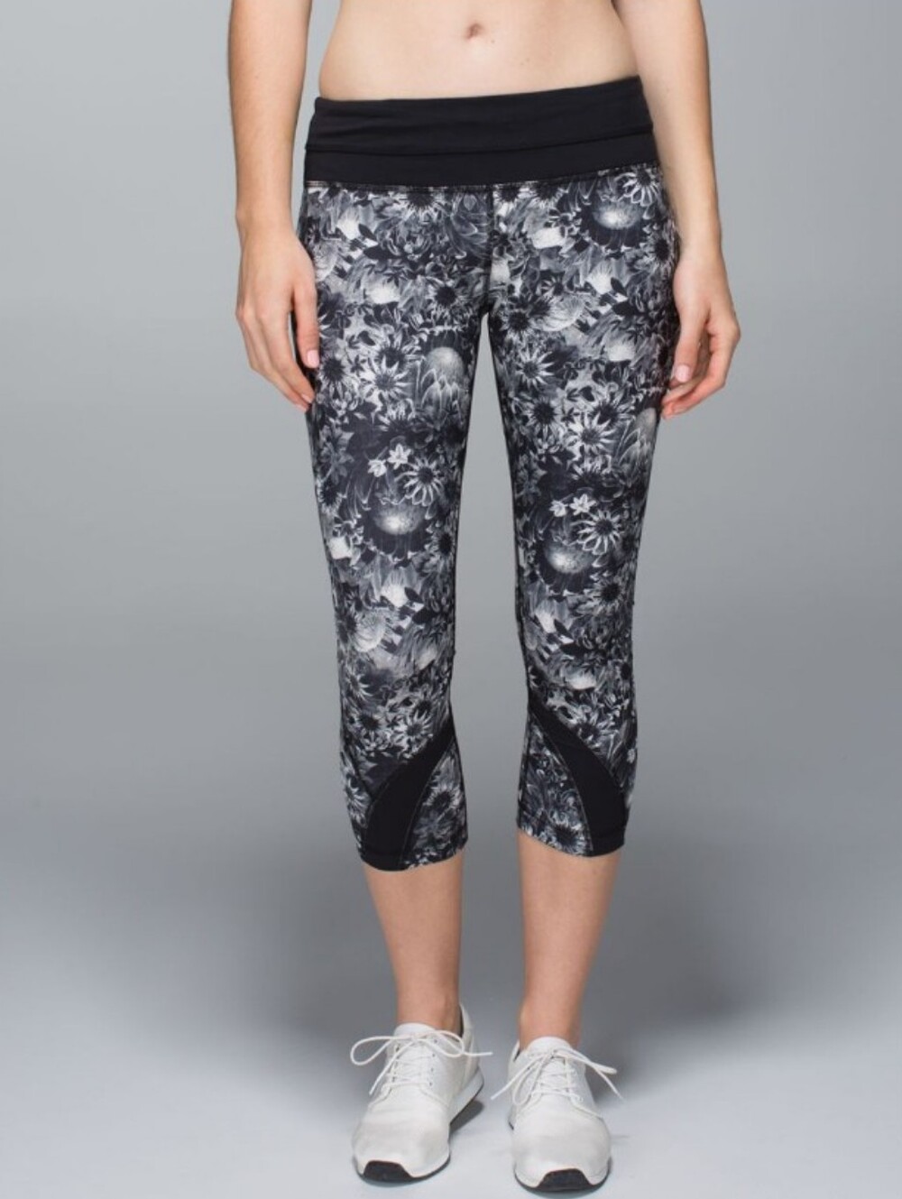 Black & White Floral Cropped Leggings